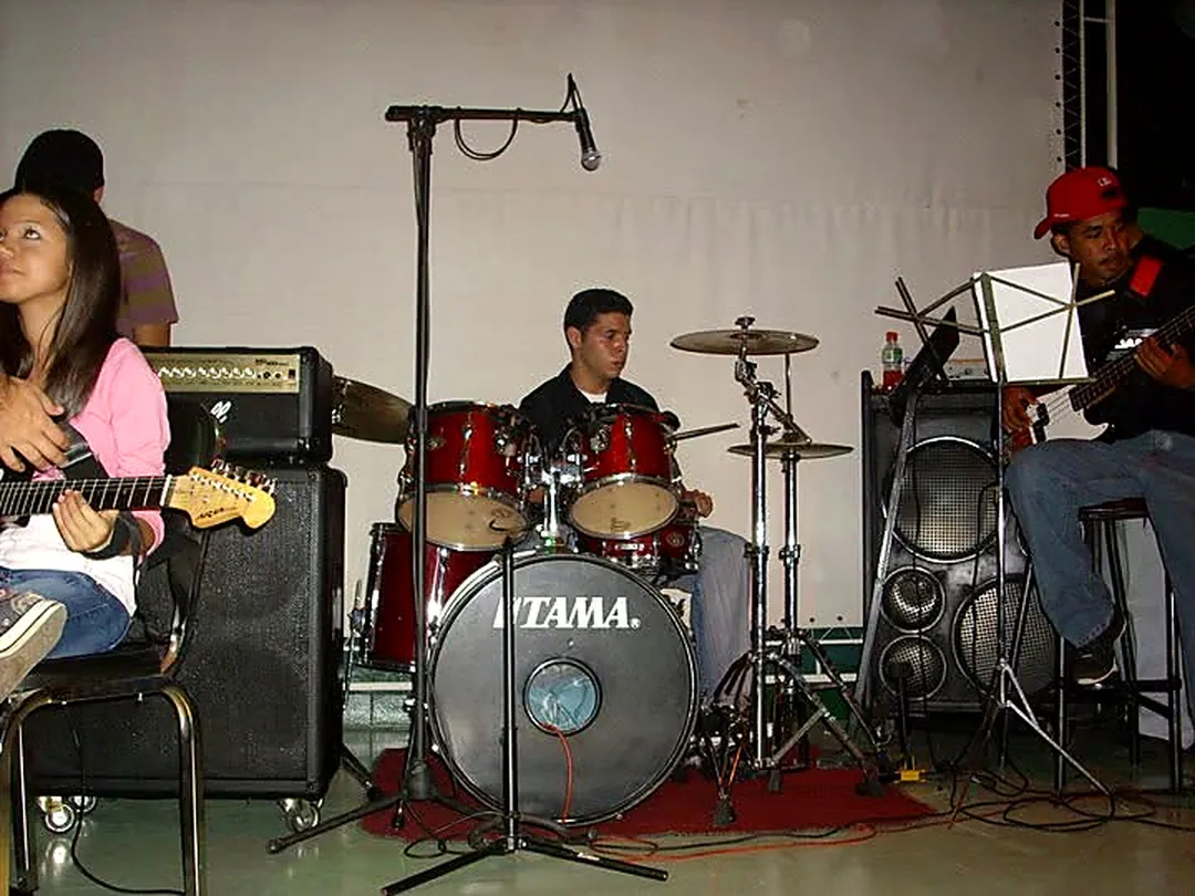 Jorge tocando la batería con otros músicos en uno de sus primeros conciertos