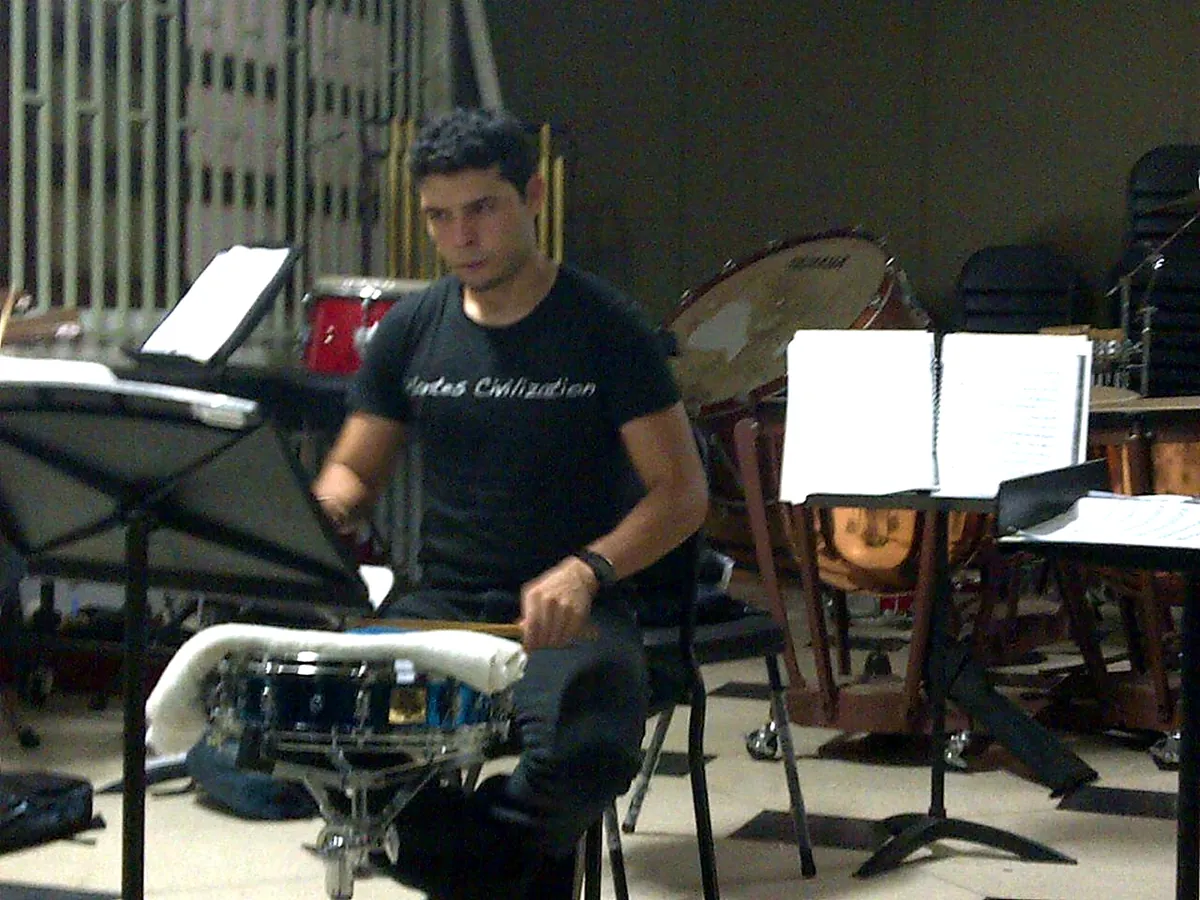 Jorge practicando percusión orquestal en el Conservatorio de Música de Valencia