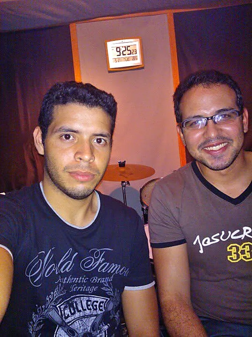 Jorge junto a su profesor de batería Gabriel Fuenmayor
