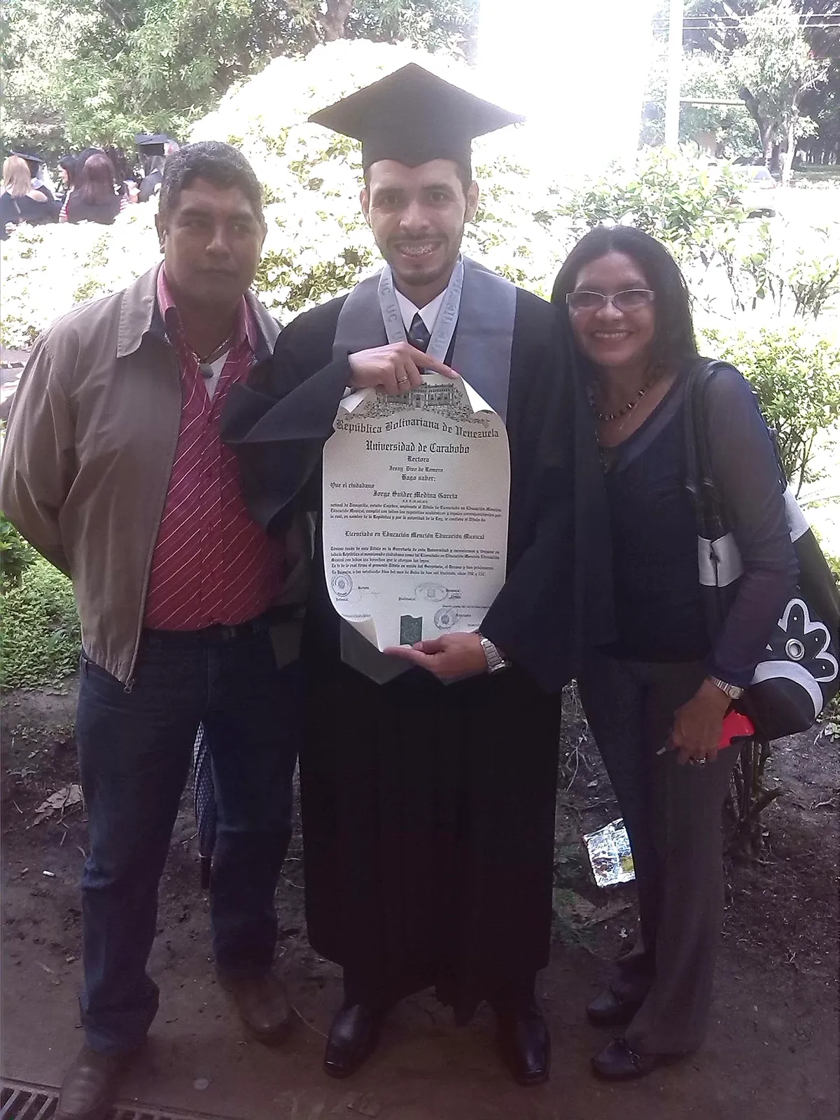Jorge con su diploma de graduación de la Universidad de Carabobo, acompañado por su familia