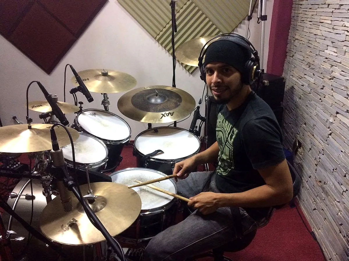 Jorge grabando batería en un estudio de grabación