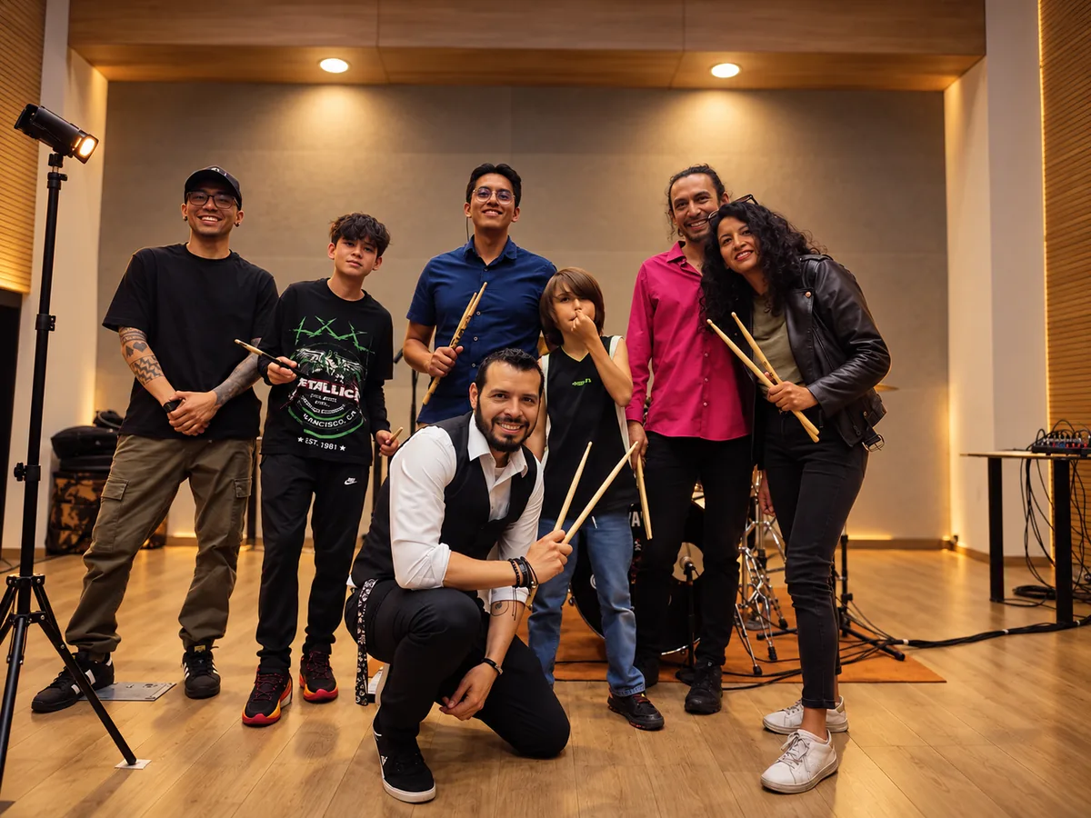 Grupo 1 de estudiantes vinculados al concierto de SniderDrummer de octubre de 2026