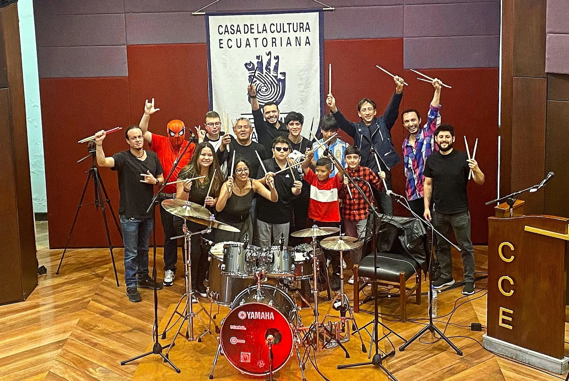 Jorge y estudiantes de SniderDrummer después de un concierto en la Casa de la Cultura Ecuatoriana