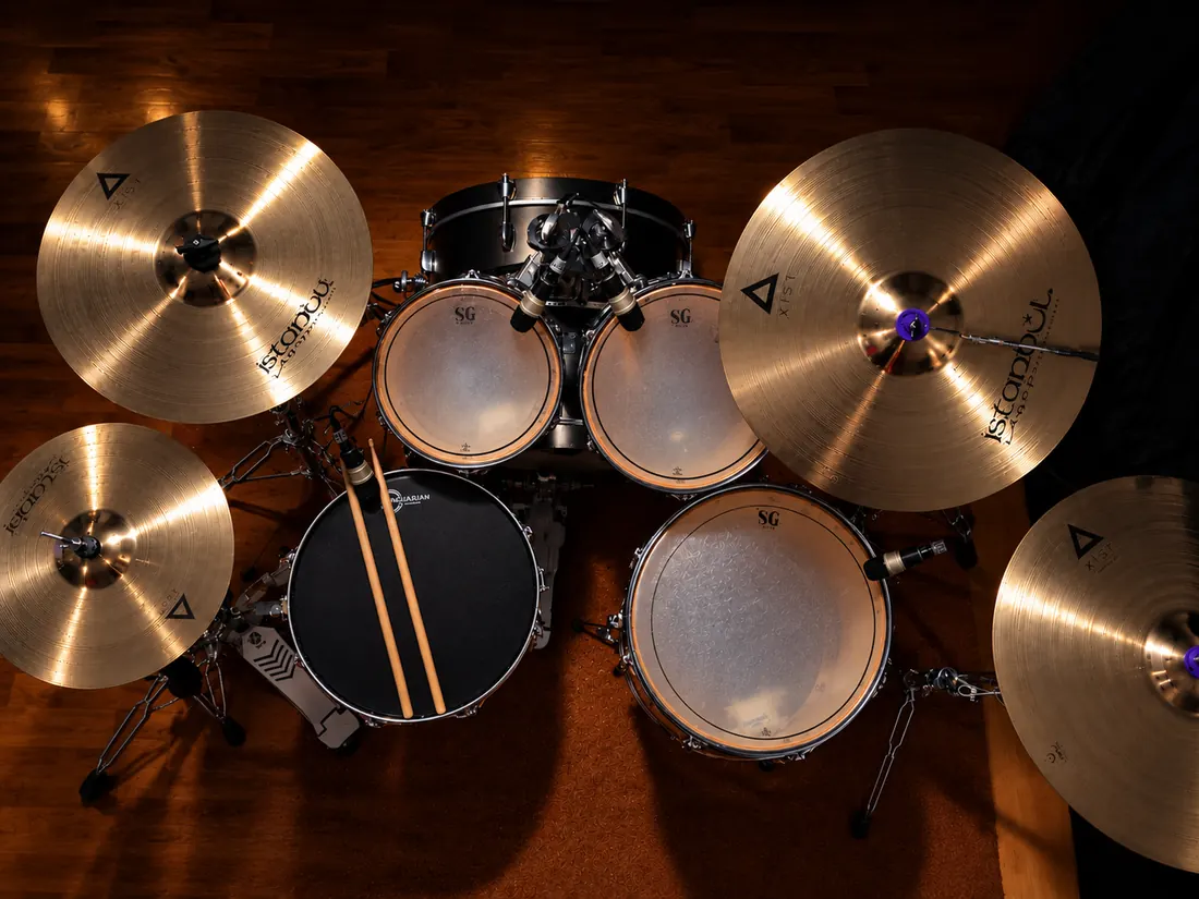 Batería acústica vista desde arriba en el estudio SniderDrummer