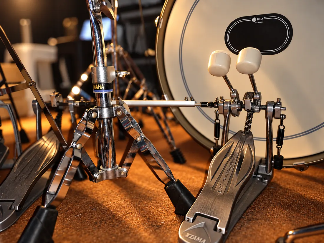 Pedal y bombo de una batería acústica